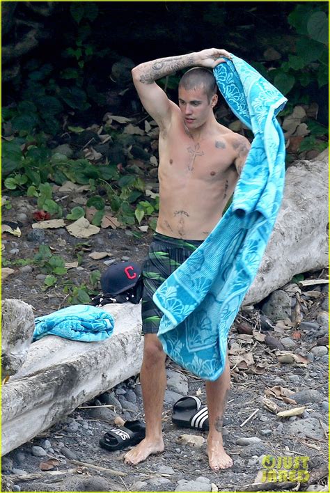 Justin Bieber Goes Shirtless On Vacation In Hawaii Photo