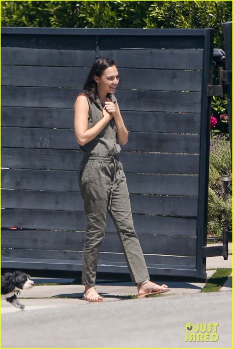 Photo Gal Gadot Friends Deliver Sweet Treats For Her Birthday 22 Photo 4457016 Just Jared