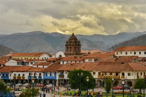 La Plaza De Armas I Cusco Redaktionell Foto Bild Av Dans