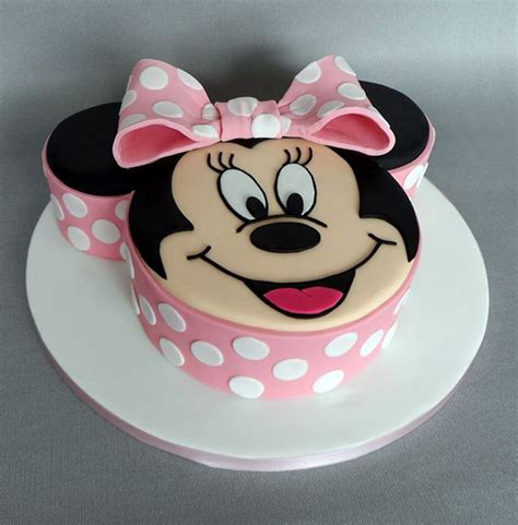 Od crne dekor mase praviti figuricu u obliku mini, počevši od nogu. mini maus torte bilder,mini maus torte foto