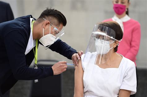 Una trabajadora sanitaria vacuna a un paciente contra la covid en ciudad de méxico, el 15 de febrero.nayeli cruz. Inicia vacunación contra COVID-19; personal de salud ...