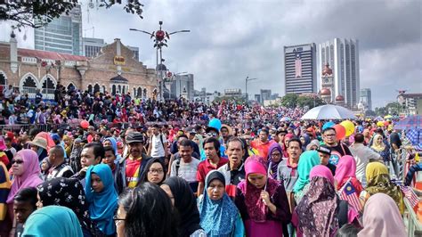 Penduduk malaysia dianggarkan 32.73 juta orang pada suku keempat 2020, meningkat 0.4 peratus daripada 32.59 juta pada tempoh sama 2019, demikian menurut laporan perangkaan demografi. Penduduk Malaysia 32.7 juta, nisbah 106 lelaki bagi setiap ...