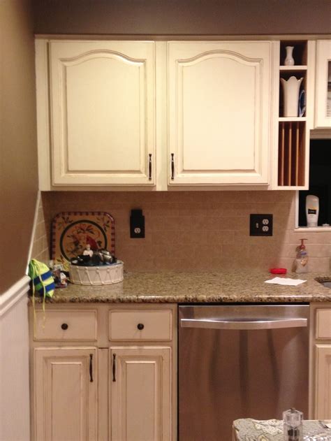 But if you remodel around them by getting a new countertop, adding a backsplash, changing out the hardware, and painting the walls a different color then you can save a lot of money keeping them the way they are. DIY oak kitchen cabinet redo | Interior Inspiration ...