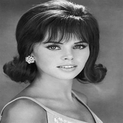 Another cutting edge 60s hairstyle is the long hair which can either be worn sleek or with a slight lift and almost always. Coolest 1960s Hairstyles for Women | Hairstylesco