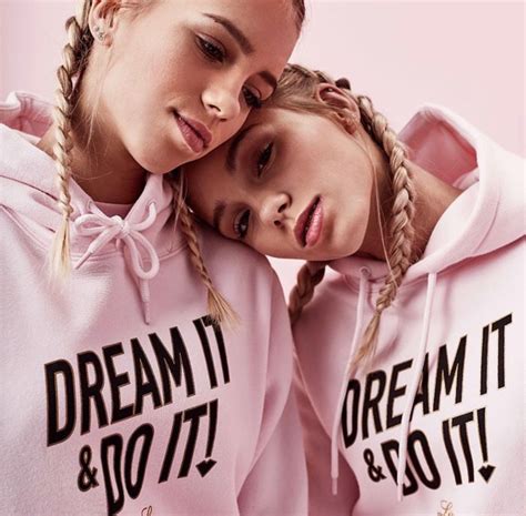 Lenas The One That Has Her Head On Lisas Shoulder Lisa Und Lena