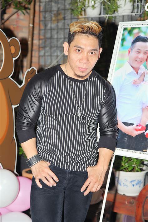 Quyền linh xuất hiện lặng lẽ, không ồn ào như mọi khi. Quyền Linh bất ngờ được em trai tổ chức sinh nhật