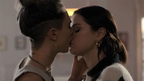 Selena Gómez y Cara Delevingne comparten apasionado beso en Only