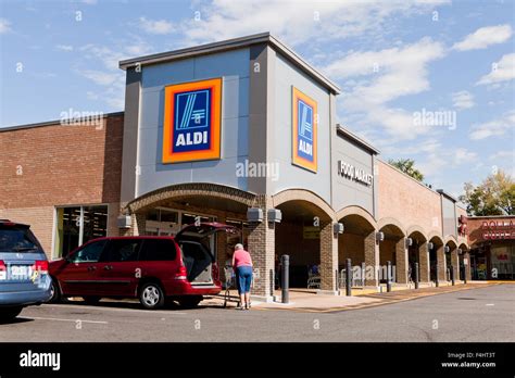 ALDI supermarket - Alexandria, Virginia USA Stock Photo - Alamy