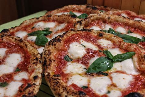 Pizza Napoletana Fatta In Casa Metodo Strumenti Ricetta Garage Pizza