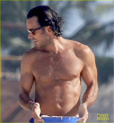 quantico s aaron diaz shows off ripped body at the beach in cancun photo 4483324 aaron diaz