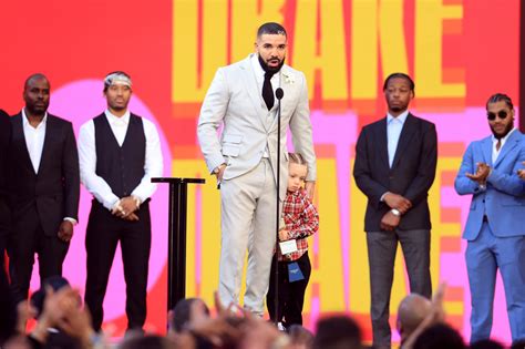 Drakes Son Cries Onstage As Drake Accepts Artist Of The Decade At The