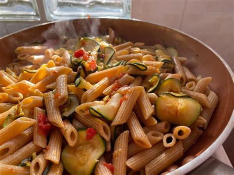 Pasta Con Zucchine E Pomodori Ricetta Facile Life And Blog