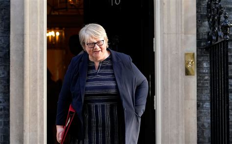 Therese Coffey admite que no es un 'modelo a seguir' después de