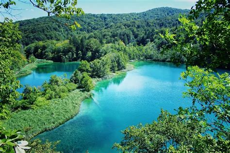 Top 10 Beautiful Lakes Around The World