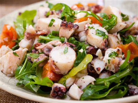 Il polpo bollito in insalata. Ricetta del polpo all'insalata, piatto di mare tipico del Sud