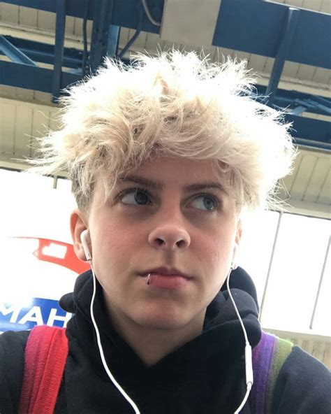 ðᴘɪɴᴛᴇʀᴇsᴛ: Juicy Peachð | Trans guy haircut, Ftm haircut, Boy hairstyles