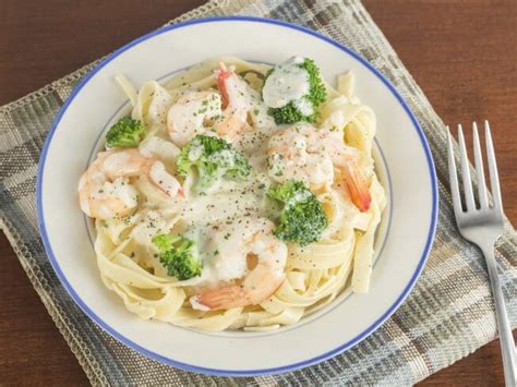 With rich alfredo sauce mixed with a tomato and basil blend, this dish is the perfect balance of creamy tomato and fresh, juicy shrimp. Broccoli Shrimp Alfredo Recipe | CDKitchen.com