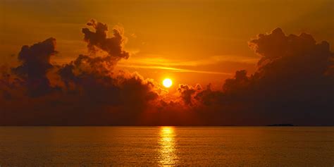 Sunrise Maldives Ocean Sea Golden Clouds Sun Glow Reflection Clear Paul