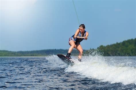 【夏天要玩水】健康假日好去處 潮玩直立板快艇滑水