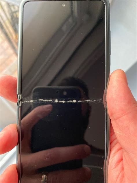120 тысяч пополам почему треснуло стекло Samsung Galaxy Z Flip Hi