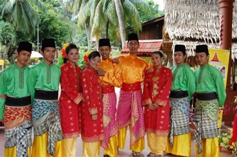 Tetapi, bahasa inggeris juga merupakan bahasa yang penting di malaysia. BUDAYA MASYARAKAT MALAYSIA: Asal Usul Masyarakat Malaysia