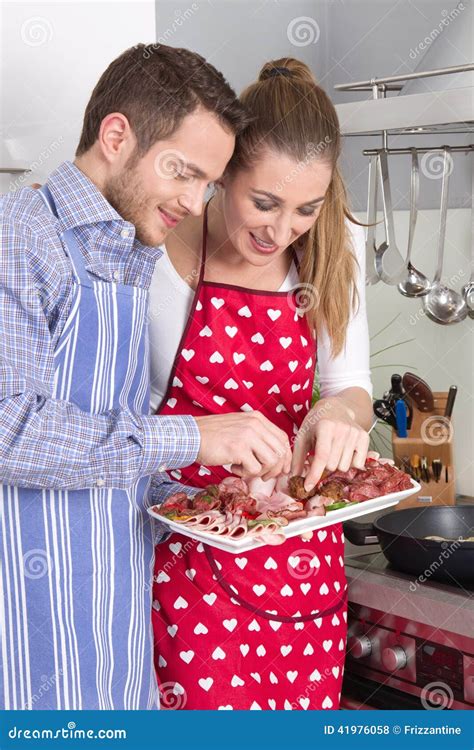 Giovane Coppia Sposata Fresca Nella Cucina Che Mangia Le Salsiccie Fotografia Stock Immagine