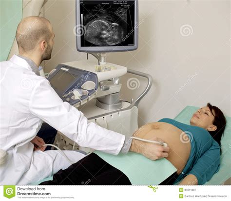 Mujer Embarazada Que Consigue Ultrasonido De Doctor Imagen De Archivo Imagen De Medicina Capa