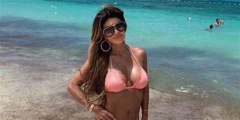 Teresa Giudice Shows Off Abs In Pink Bikini On Bahamas Vacation