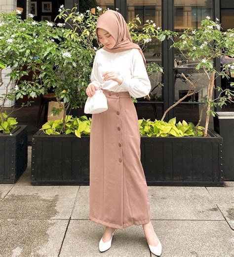 10 Ide Outfit Hijab Simpel Dan Kekinian Ala Julia Prastini