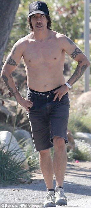 Anthony Kiedis 51 Shows Off Toned Torso On A Shirtless Morning Run Daily Mail Online