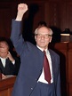 Haftbefehl gegen Ex-DDR-Staatschef: Als das Tauziehen um Honecker ...