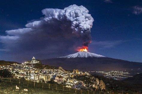 Secondo quanto evidenziato dall'istituto nazionale di geofisica e vulcanologia: Nuova eruzione dell'Etna. Secondo gli esperti nessun rischio