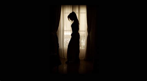 무료 이미지 실루엣 빛 검정색과 흰색 여자 화이트 사진술 창문 전망 어두운 서 있는 초상화 모델 그림자 대조 어둠 유행 검은 단색화
