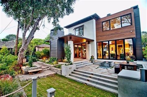 Beautiful Design House With Garden