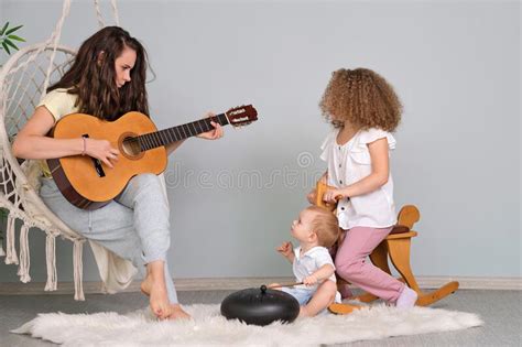 Single Mum Tocando Guitarra Foto De Archivo Imagen De Madre Cabrito