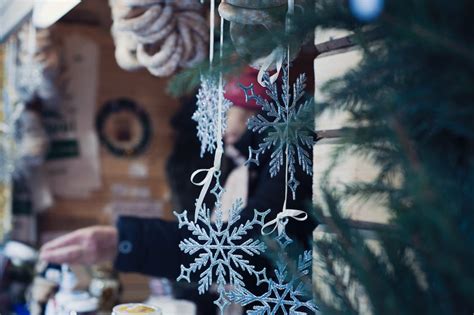 Shallow Focus Photography Of Snowflakes Christmas Tree Decor · Free
