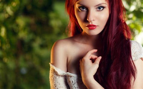 Wallpaper Menghadapi Si Rambut Merah Model Rambut Panjang Lipstik