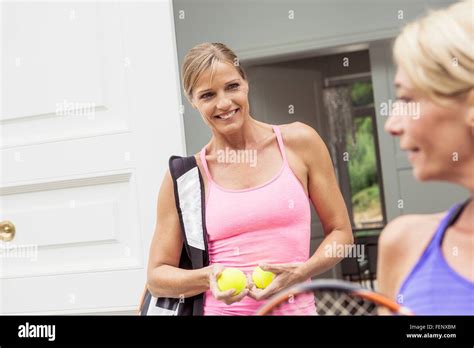 Zwei Reife Frauen Vorbereitung Auf Spiel Tennis Stockfotografie Alamy