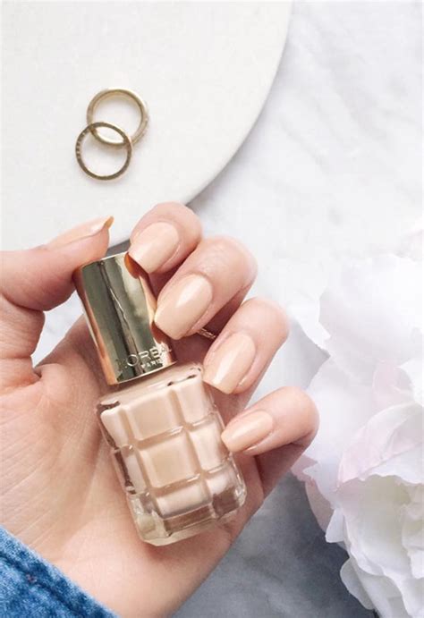 Medium skin tones enjoy a wide range of colors. 30 Best Nude Nail Polish Colors for Every Skin Tone in 2020