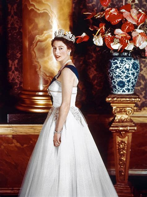 35 vintage photos of queen elizabeth as a young girl. Elizabeth Ii Younger : A Timeline Of Queen Elizabeth Ii ...