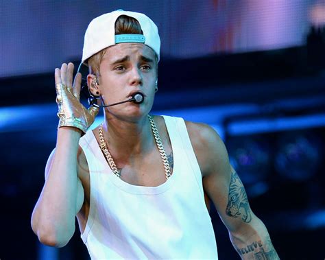 Justin Bieber Concert Singer Falls On Stage While Singing Sorry