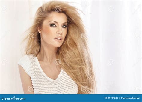 Portrait De Belle Fille Blonde Avec De Longs Cheveux Photo Stock