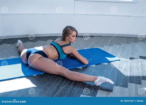 Menina Sexy Com O Corpo Perfeito Que Levanta Na Sala Da Aptidão Imagem De Stock Imagem De