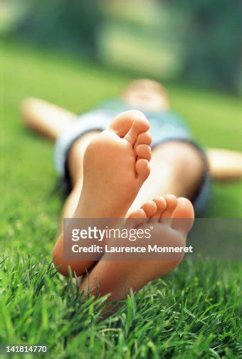 Young Woman With Crossed Feet Lying In Grass Stock Foto Getty Images