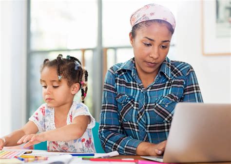 Teletrabalho significa não só estar à frente do computador, como também atender chamadas quando isso tem de ser feito a partir de casa com filhos pequenos à mistura, a missão parece quase. Conciliar teletrabalho e telescola: 9 conselhos úteis