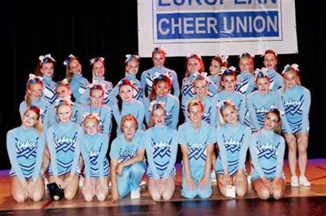 Jobber som personlig trener og instruktør på sats. Junior Cheerleaderlaget Shooting Star FjerdeplassBak F.v ...