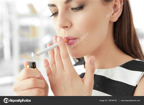 Joven Mujer Fumando Cigarrillo Fotografía De Stock © Belchonock
