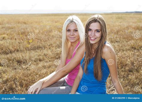 Zwei Mädchen Draußen Beste Freunde Stockbild Bild Von Recht Blond 21282299