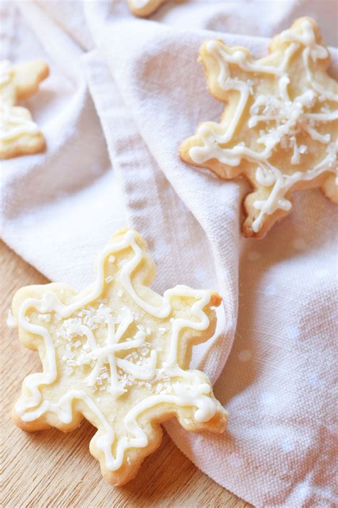 When piping with royal icing to form a shell or bead border, add glycerine to the royal icing to prevent it from drying too hard to eat. How To Make Perfect Royal Icing In 3 Minutes | Royal icing recipe without meringue powder, Icing ...
