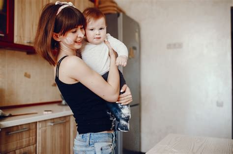 Una Madre Joven Y Hermosa Jugando Con Su Pequeño Hijo En Casa Foto